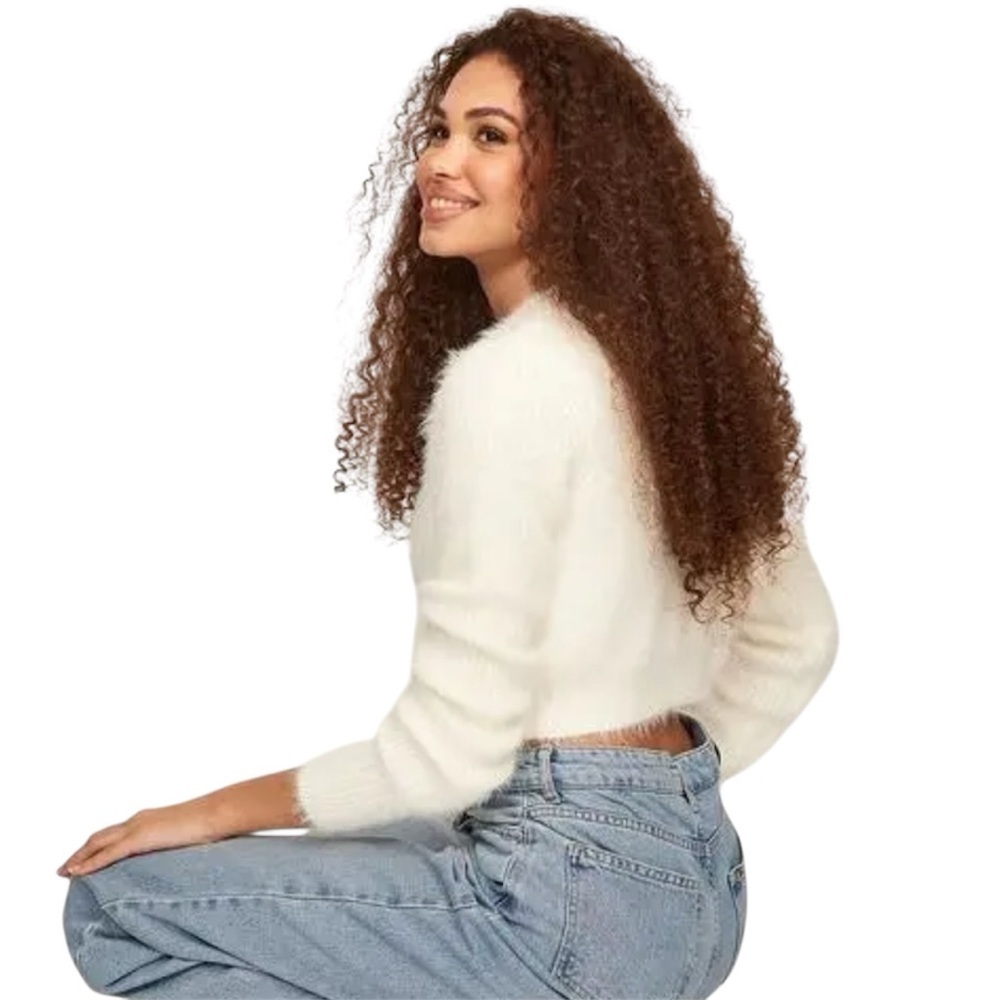 Idem Ditto Sweater‎ Cozy White Eyelash Knit Crew Neck Sweater with waist lenght